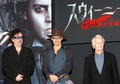 2008年1月9日、都内で行われた映画『スウィーニー・トッド：フリート街の悪魔の理髪師（Sweeney Todd：The Demon Barber Of Fleet Street）』の記者会見のフォトセッションでポーズを取る（左から）監督のティム・バートン（Tim Burton）、主演俳優のジョニー・デップ（Johnny Depp）、プロデューサーのリチャード・D・ザナック（%%Richard D.Zanuck%%）。(c)AFP/TOSHIFUMI KITAMURA