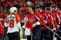 試合後に握手を交わすキャピタルズのアレキサンダー・オベチキン（%%Alexander Ovechkin%、右）とフライヤーズのマイク・リチャーズ（%%Mike Richards%%）。（2008年4月22日撮影）(c)AFP/Getty Images/Len Redkoles