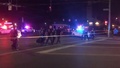 米オハイオ州デートンで発生した銃乱射事件で、封鎖された現場を歩く警察官らを捉えた動画の一場面（2019年8月4日入手）。(c)AFP/Derek MYERS / @DerekMyers Twitter account