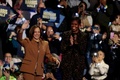 米大統領選の民主党候補カマラ・ハリス副大統領（左）の選挙集会で登壇したミシェル・オバマ氏。ミシガン州カラマズーで（2024年10月26日撮影）。(c)  JEFF KOWALSKY / AFP