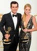 米ロサンゼルス（Los Angeles）で行われた第63回プライムタイム・エミー賞（Primetime Emmy Awards）授賞式でTV映画／ミニ・シリーズ部門の助演女優賞を獲得したジュリー・ボーウェン（Julie Bowen、右）と同男優賞を受賞したタイ・バーレル（Ty Burrell、2011年9月18日撮影）。(c)AFP/ROBYN BECK
