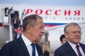 北朝鮮の平壌国際空港に到着したロシアのセルゲイ・ラブロフ外相（左、2018年5月31日撮影）。(c)AFP PHOTO / KIM Won-Jin