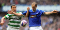 08-09スコットランド・プレミアリーグ第35節、グラスゴー・レンジャーズ（%%Glasgow Rangers%%）対セルティック（%%Celtic%%）。試合はレンジャーズが1-0で勝利し、敗れたセルティックは2位に転落した。写真はセルティックのスコット・マクドナルド（%%Scott McDonald%%、左）とボールを競り合うレンジャーズのスティーヴン・ウィッテイカー（%%Steven Whittaker%%、右）。（2009年5月9日撮影）(c)AFP/ANDREW YATES