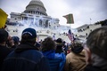 米首都ワシントンの連邦議会議事堂に突入するドナルド・トランプ大統領の支持者ら（2021年1月6日撮影）。(c)Samuel Corum/Getty Images/AFP