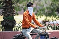 猛暑に見舞われているインドの首都ニューデリーの街角で（2024年5月21日撮影）。(c)Money SHARMA / AFP