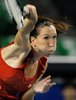女子テニス、東レ・パンパシフィック・オープン（%%Toray Pan Pacific Open 2009%%）シングルス3回戦。大会第7シードのエレナ・ヤンコビッチ（%%Jelena Jankovic%%、セルビア）は、ロシアのエレナ・ベスニナ（%%Elena Vesnina%%）と対戦。ヤンコビッチは第1セットを6-1で制し迎えた第2セット途中（3-0）にベスニナが負傷棄権したため、準々決勝に進出した。写真はサーブを放つエレナ・ヤンコビッチ。（2009年9月30日撮影）(c)AFP/Toru YAMANAKA