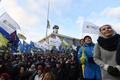 ウクライナのキエフでの抗議デモで、旗を振るデモ参加者（2019年12月8日撮影）。(c)Sergei SUPINSKY / AFP