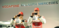 フォーミュラワン（F1、F1世界選手権）に参戦するマクラーレン・メルセデス（%%McLaren-Mercedes%%）は29日、2010シーズンの新型車「MP4-25」を発表した。写真は発表会に出席するジェンソン・バトン（%%Jenson Button%%、右）とルイス・ハミルトン（%%Lewis Hamilton%%）。（2010年1月29日撮影）(c)AFP/ADRIAN DENNIS
