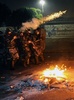 ブラジル・リオデジャネイロ（Rio de Janeiro）でデモ隊と衝突する機動隊（2013年6月20日撮影）。(c)AFP/TASSO MARCLEO