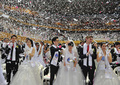 韓国・ソウル（Seoul）東の加平（Gapyeong）にある統一教会（Unification Church）本部で17日、約3500組のカップルが合同結婚式をあげた。同じ衣装に身を包んださまざまな国籍のカップルは、数日前に初めて顔を合わせたばかり。合同結婚式が行われるのは、統一教会創始者の文鮮明（Moon Sun-Myung）氏が昨年7月に亡くなってから初となる（2013年2月17日撮影）。(c)AFP/KIM JAE-HWAN