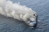 インドネシアの洋上でフェリー炎上、5人死亡 41人が行方不明に<br />