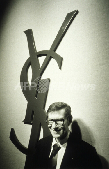 イヴ・サンローランの新ロゴ、フェイスブック上で賛否両論？ 写真1枚