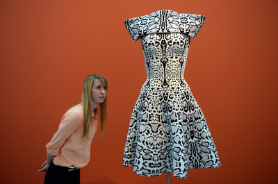 ドイツ・デュッセルドルフで｢アズディン・アライア｣展、9月8日まで