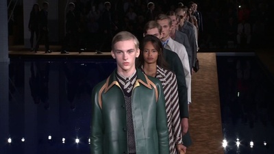 動画：ダークカラーでリアルな服を追求、「プラダ」15年春夏メンズ