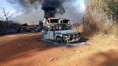 焼けた車両に30人超の遺体 ミャンマー国軍関与か