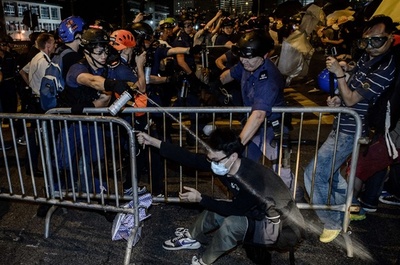 香港デモ、行政庁舎近くで警察と衝突 40人逮捕、負傷者も
