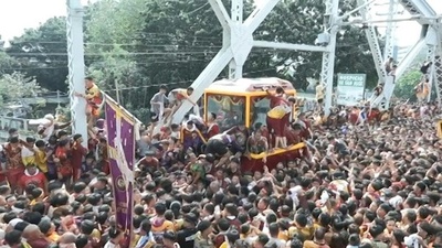 動画:御利益求めて熱狂 フィリピンで「ブラックナザレ祭」