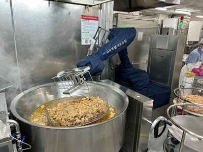 韓国発・給食ロボットによる「給食室改革」…「炒め・揚げ・煮込む」筋力労働77％削減