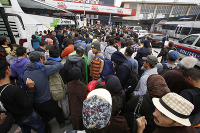 難民申請者の携帯電話、押収義務付ける法案を閣議決定 オーストリア