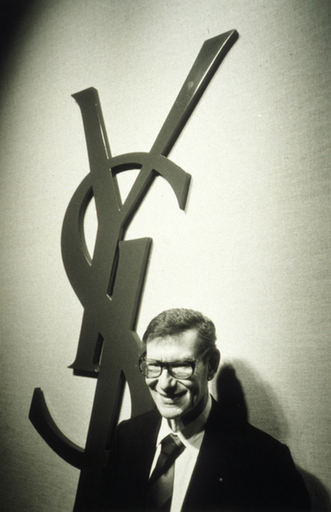 イヴ・サンローランの新ロゴ、フェイスブック上で賛否両論？