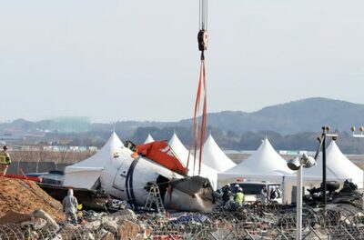 韓国・旅客機事故、集中捜索で乗務員証や腕時計など発見…機体調査は最終段階