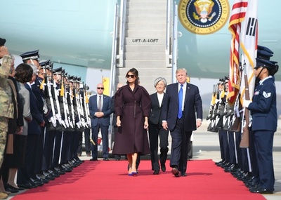 トランプ大統領、韓国に到着 アジア歴訪2か国目