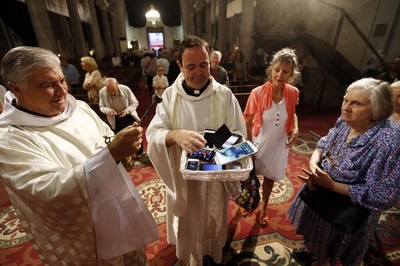 携帯電話にも神の祝福を！仏ニース