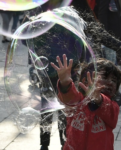 大きなシャボン玉に大はしゃぎ、仏パリ