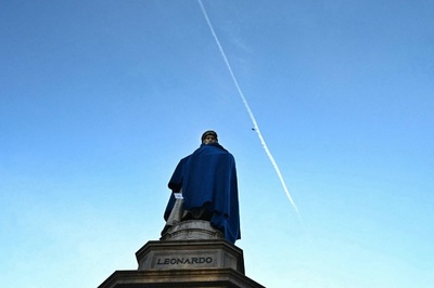 ダビンチ像に青い毛布 ホームレスの現状を啓発 伊ミラノ