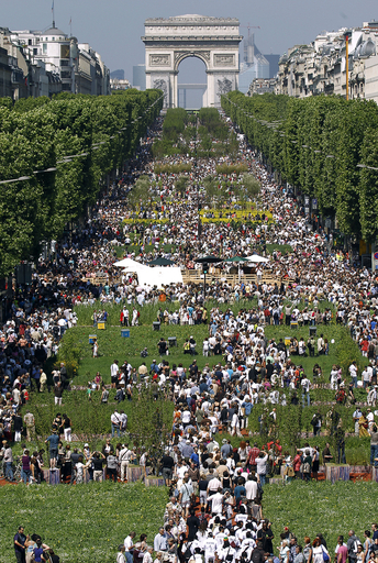 パリ・シャンゼリゼが「巨大農園」に、牛や豚も登場