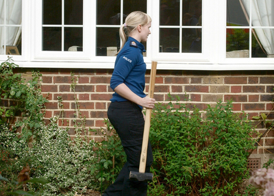 仏アルプスでの英国人一家銃撃事件、凶器は7.65ミリ口径の自動拳銃