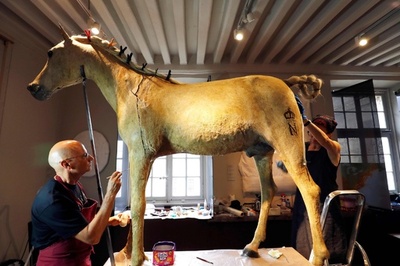 よみがえるナポレオン最後の愛馬、仏パリ