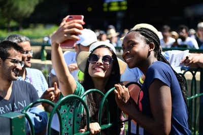 サインにセルフィーと大忙し、ウィンブルドンで脚光浴びるガウフ