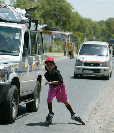 インドで女児救済キャンペーン、8歳少女がローラースケートで啓発の旅