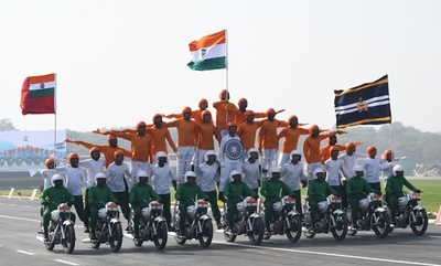 動く組み体操？ インドで「軍隊の日」 結成70年祝う