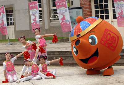 台北の「陶磁器フェスティバル」プロモーションに巨大なティーポット