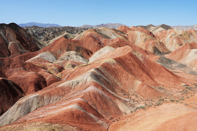 中国甘粛省の絶景、張掖七彩丹霞 色とりどりの広大なカルスト地形