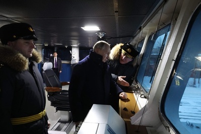 プーチン氏、海軍力強化を強調 新造の原潜を視察