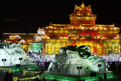 ハルビン氷雪祭、色鮮やかに輝く氷の世界