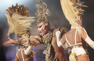 きらびやかな衣装でドラァグクイーン・パレード スペイン