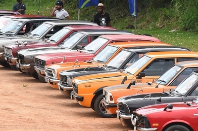 トヨタ・カローラのビンテージ車、スリランカに集合！ 愛好家イベントで