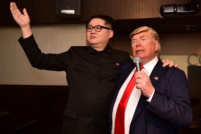米朝首脳のそっくりさん、大阪のステージで共演 G20開幕前夜