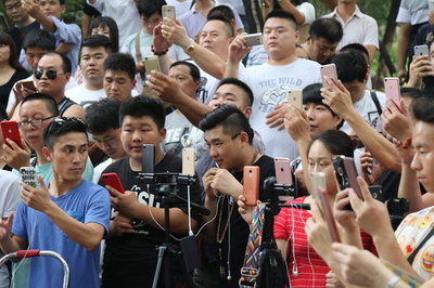 老若男女が「聖地」でダンス対決！携帯でライブ配信　河南・鄭州