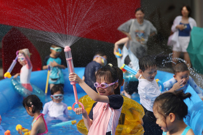 子ども1人年3600元の育児補助、第一子も対象に