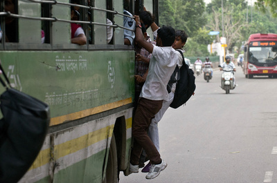 通勤も命がけ？世界最悪の交通事情を忍ぶバスの乗客たち インド