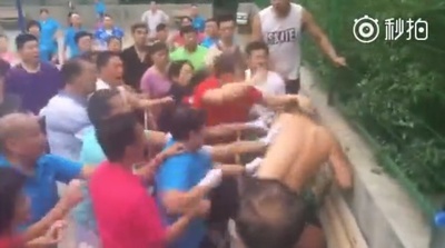 躍動するおばさんたち─中国・当世「広場ダンス」事情（1）　若者グループと衝突　バスケットボールコート巡り