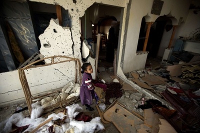 クリスマスイブの爆撃で死亡、3歳女児を埋葬 パレスチナ・ガザ地区