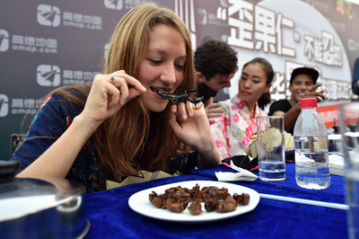 外国人が挑戦！　北京で中華ゲテモノ料理試食大会　