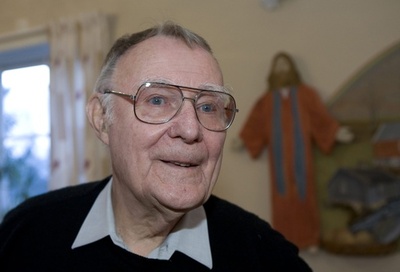 大富豪のIKEA創業者、節約のため服はフリマで購入