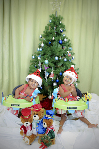 分離手術成功の双生児、クリスマス・イブを祝う